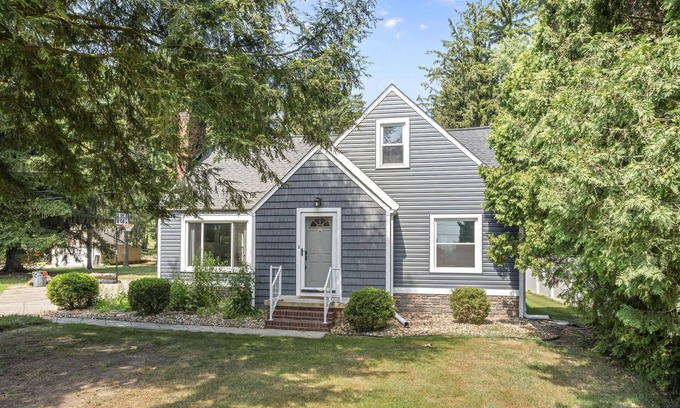 Akron House | Relaxing Portage Lakes Stay - 3BR Home on 1 Acre