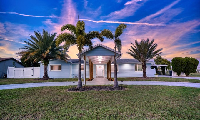 Apollo Beach House | Relaxing Retreat Apollo Beach l Waterfront I Pool l Spa l Dock I Firepit