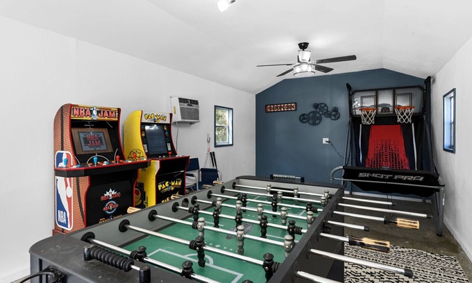 Dundee House | Relaxing Retreat with Game Room + Massage Chair+ Fire Pit + Wood Fire Pizza Oven