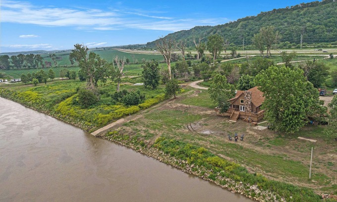 Pottawattamie County Cabin | Relaxing River Cabin just across from Downtown Omaha!