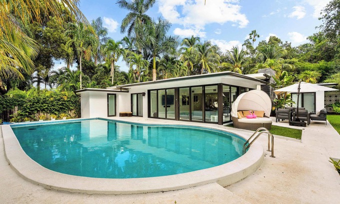 El Portal House | Relaxing Riverside Stay w/Pool