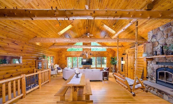 Appleton House | Relaxing Rustic Retreat - sleeps 12 4 BR 4 Bath