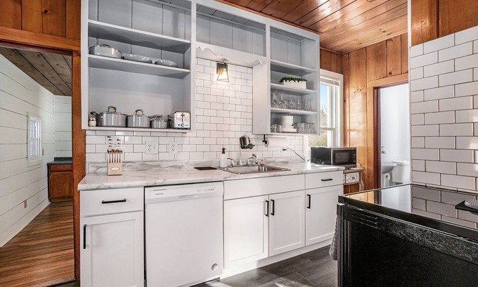 Benzonia House | Relaxing Ski & Soak Getaway