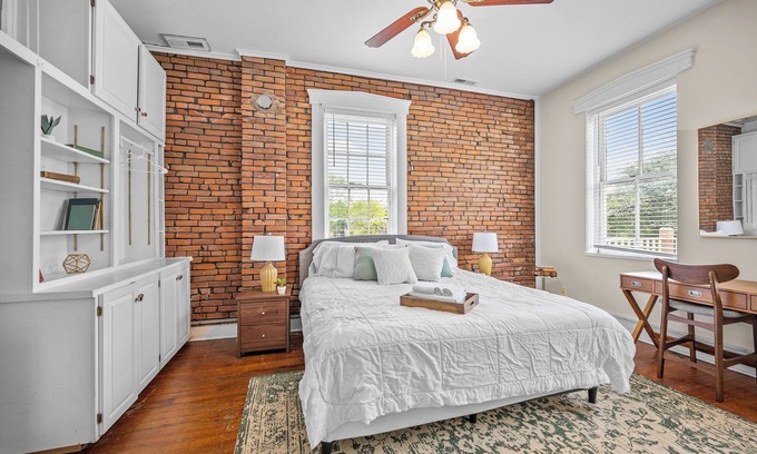 St. Charles Apartment | Relaxing South Main Apartment with Modern Comforts