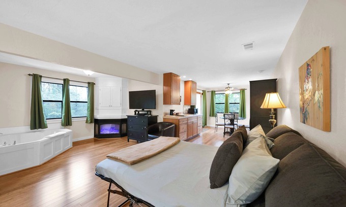 O'Brien Bed & Breakfast | Relaxing Stay with Botanical Garden and Forest views!