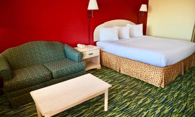 Andrews Hotel | Relaxing Unit in Andrews – King Bed and Parking Access