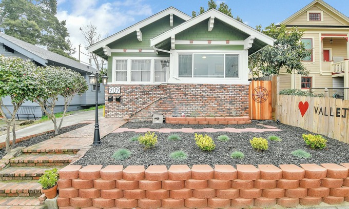 Vallejo House | ~ Remodeled 1918 California Craftsman on a Park ~