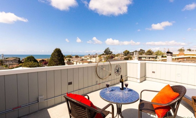 Aptos House | Remodeled Beach House w/Roof Top & Deck Ocean View
