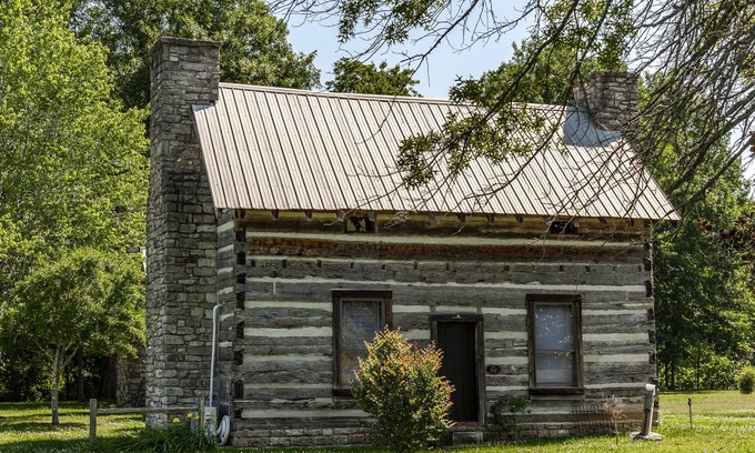 Hendersonville Cabin | Remodeled Cabin, with creek, super close to Nashville