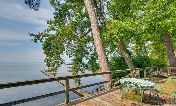Lake Waccamaw House | Remodeled End Unit Townhome on Lake Waccamaw!