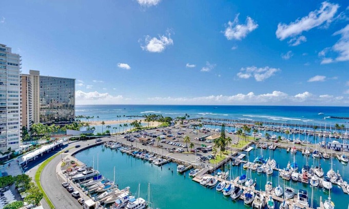 Waikiki Apartment | *Remodeled Oceanfront in Waikiki - Ilikai Marina