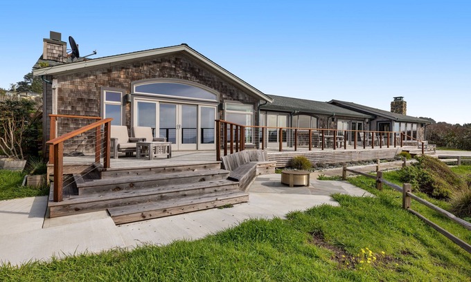 Mendocino House | Remodeled oceanfront home with ocean views, fireplace, jetted tub, washer/dryer