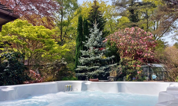 St Leonards House | Remodelled historical cottage, super location, w/hottub