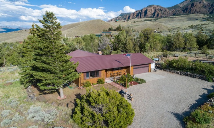 Wapiti House | Rendezvous Lodge - A secluded, western getaway in the beautiful Wapiti Valley.