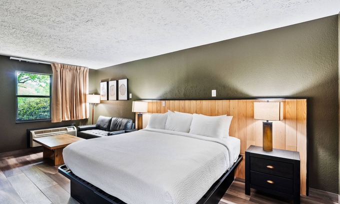 Townsend Hotel | Renovated 1 King Pet Friendly