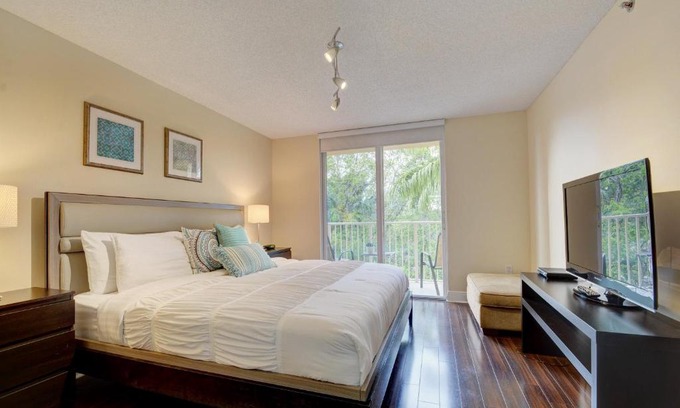 Aventura Apartment | Renovated 2/2 Unit at Yacht Club/Aventura