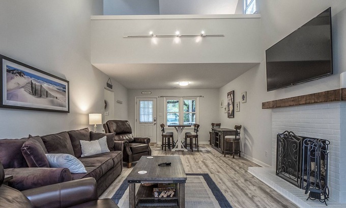 Tarpon Pond House | Renovated 2 BR + Loft/2BA Tarpon Pond Cottage! Great Views! Amenity Cards & Pets!