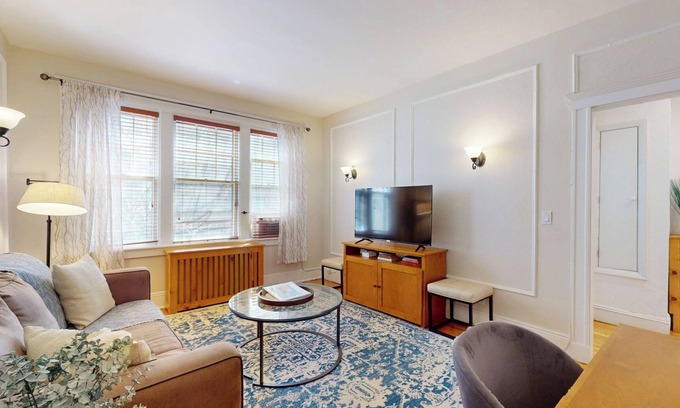 Coolidge Corner South Side Apartment | Renovated 2B, In-unit Laundry, Longwood, 1st Flr