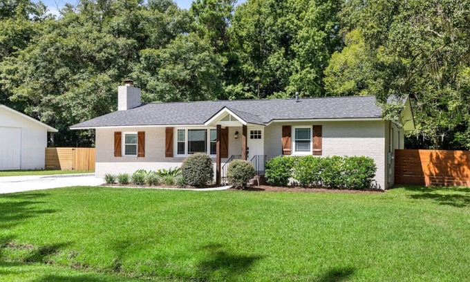 Charleston House | Renovated - 3 Bed Home - 10 Minutes to Downtown!