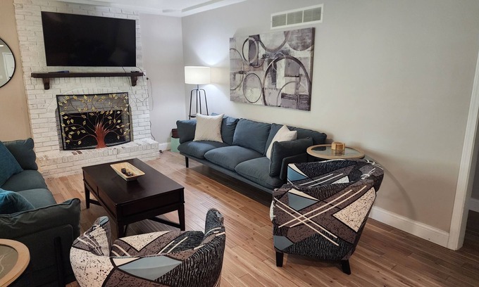 Merriam House | Renovated 3BR/2bath Ranch Near Hospital-Ideal for Families & Medical Stays