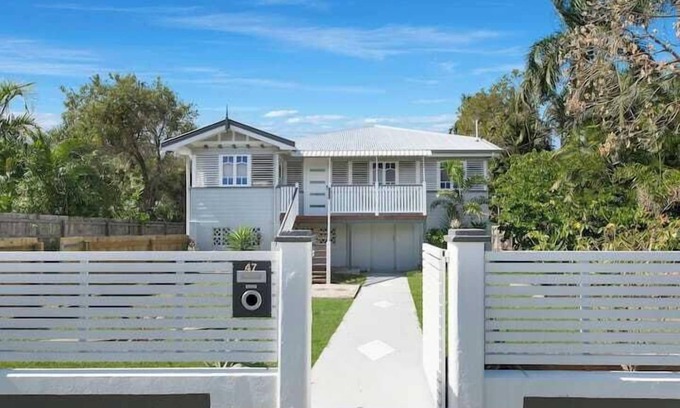 Railway Estate House | Renovated 4BR Home Queenslander | Prime Townsville