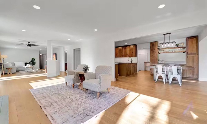 Allenton House | Renovated 5 Bedroom Huge Ranch. Epic kitchen, Basement, Sauna & TONs of beds+