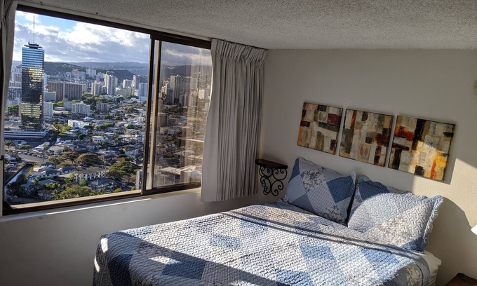 McCully - Moiliili Hotel | Renovated and clean studio in Waikiki for two