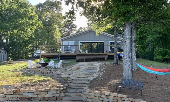 Jacksons' Gap Cabin | Renovated Cabin on 300 ft Waterfront (Pet Friendly)