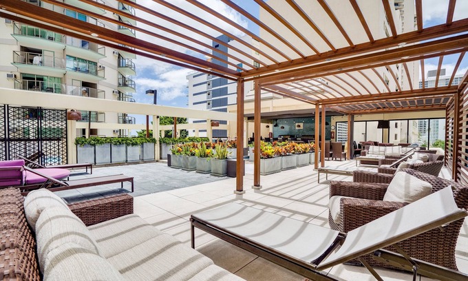 Diamond Head - Kapahulu - St. Louis Condo | Renovated Central 10th Floor Oceanfront Waikiki Apartment w/Amenities