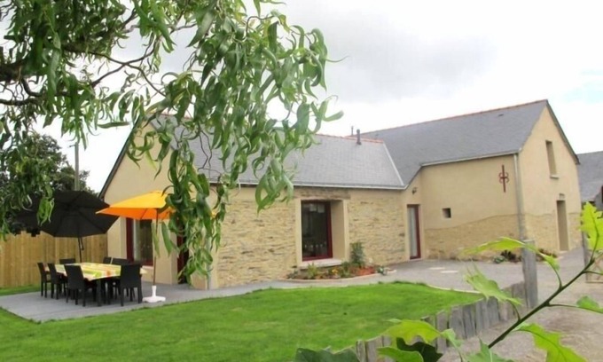 Vay Cottage | Renovated Country Cottage with Modern Amenities, Near Nantes, Family-Friendly