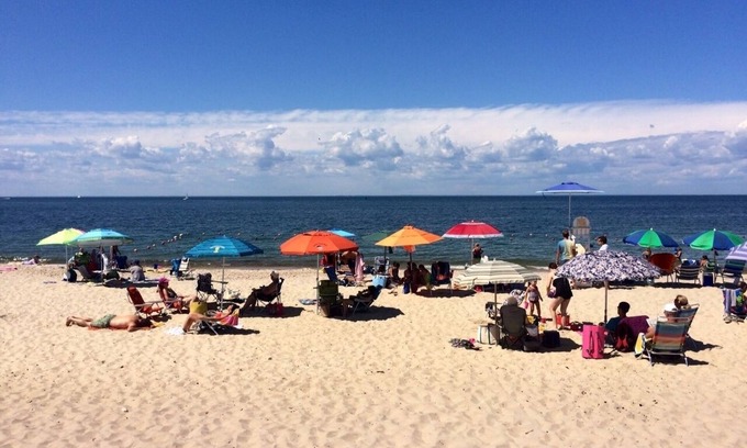 Culloden Shores House | Renovated Leisurama, steps to beach, open and airy.