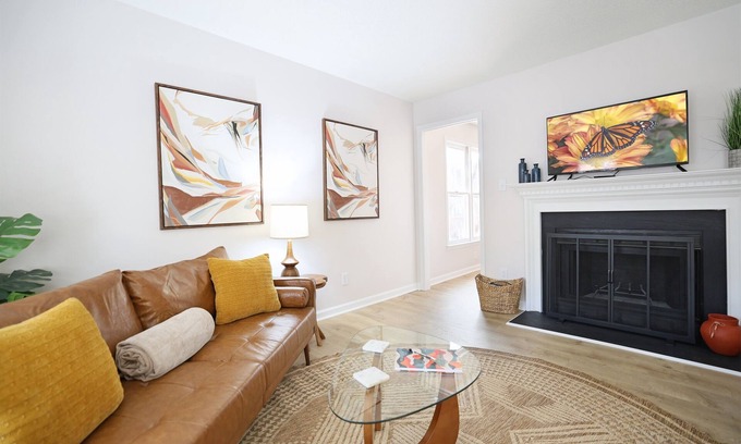 Durham House | Renovated Modern 3 BR Retreat 2 mi from Duke