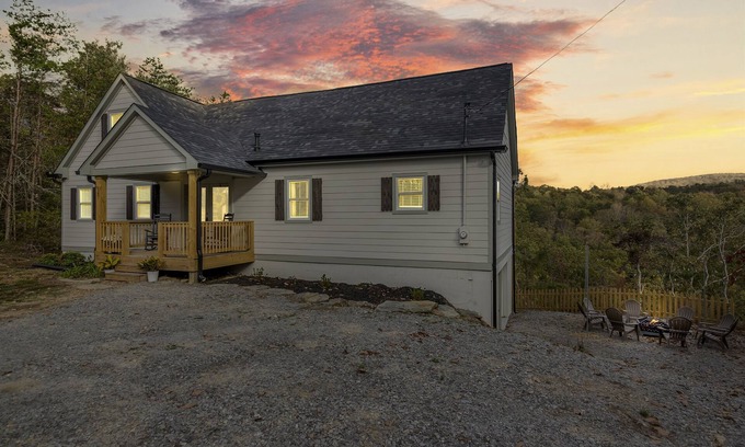 Jasper Cabin | Renovated + Mtn Views + Hot tub + Fire Pit + Pet Friendly