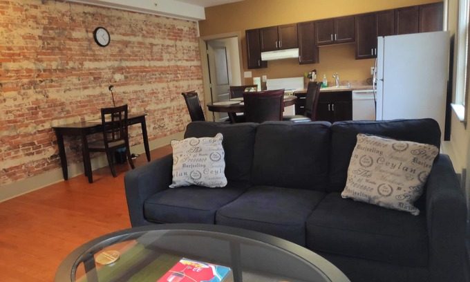Mount Vernon Apartment | Renovated, Pet Friendly Apt Perfect for Professionals, Travel Nurses + Students