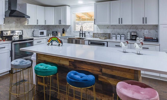 Ellijay Cabin | Renovated Remote Cabin w/Chef's KT! Family Friendly- King Bd -10Mi to DT Ellijay