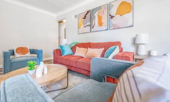 St. Louis House | Renovated Stylish Home Central New Furnishings