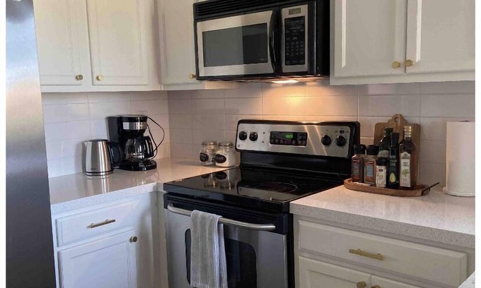 Bermuda Dunes Condo | Renovated - Stylish - Immaculate - Kitchen - Sunset Views