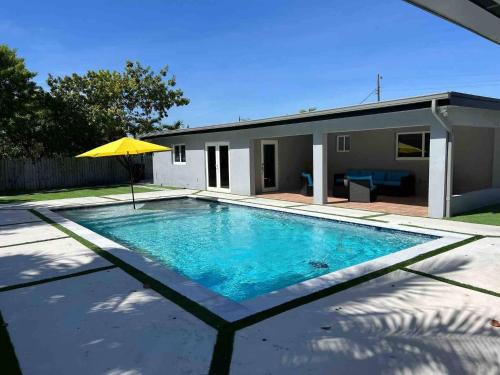 Ludlam Apartment | Renovated Villa Resort style pool, BBQ & Ping Pong patio