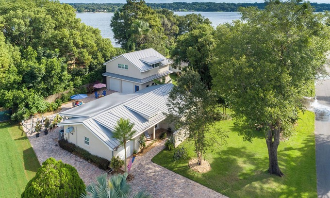 Mount Dora Apartment | Rent 2 nights get 1 free! Cozy Studio! 5 min drive to DT Mt Dora!