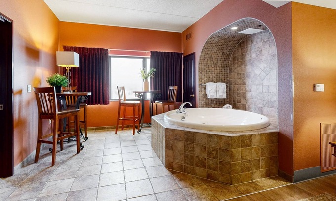 Wisconsin Dells Condo | Resort condo on the River Walk with jetted tub & fireplace