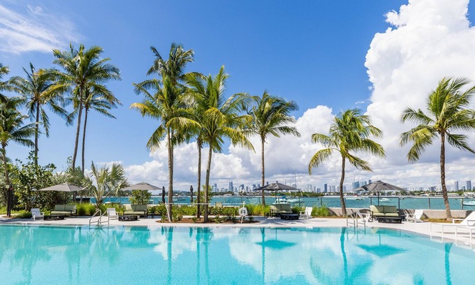 West Avenue Apartment | Resort Life with Amazing View of the Miami Skyline