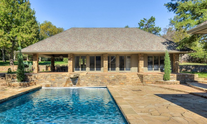 Edmond House | Resort living in Edmond with pool & tennis court!