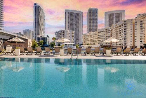 Hallandale Beach House | Resort Near Beach with Amazing Pool and Gym