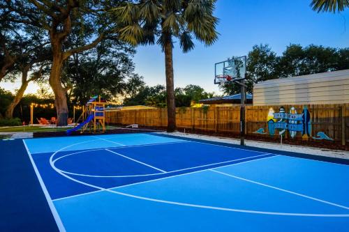 Largo House | Resort-Style Oasis Pool Mini Golf Playground