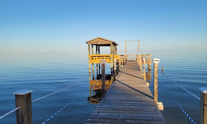 Theodore House | Resort, Waterfront Private Pier, Kayaks, Wi-Fi, Dedicated workspace.