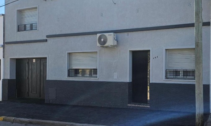 Concepcion del Uruguay House | REST HOUSE Casa familiar - garage - TV - WiFi - 2 dormitorios - Living-comedor - Cocina - Lavadero - Patio con parrilla - Alquiler temporario