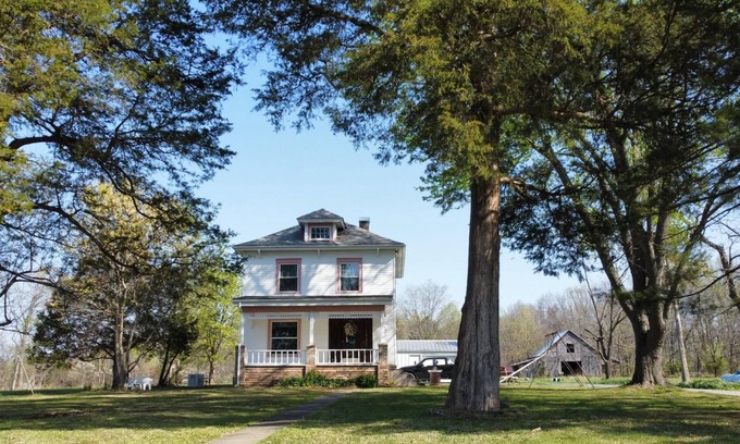 Creal Springs House | Restored 1910 Cottage Near Shawnee Forest, Lake of Egypt, Wineries, Pet Friendly