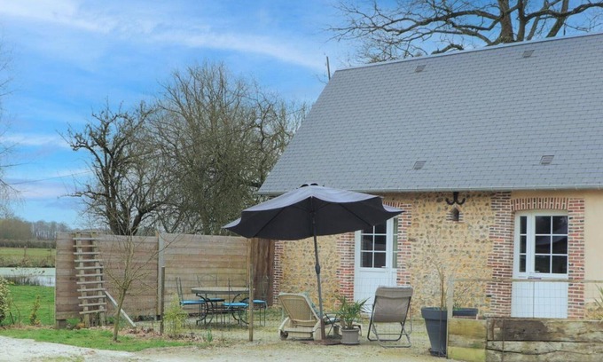 La Ferte-en-Ouche Cottage | Restored country house with pets allowed and WiFi in tranquil equestrian setting