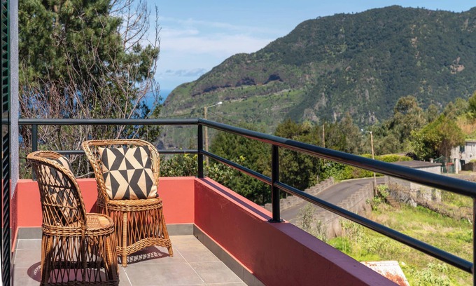 Sao Vicente House | Retiro do Artista - art and views over the valley