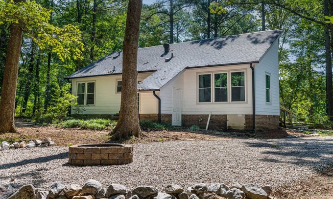 Raleigh House | Retreat to your own Refuge w/towering pines & oaks w/firepit close to everything
